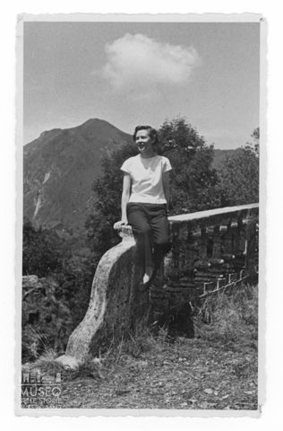 Ritratto di donna con paesaggio montano