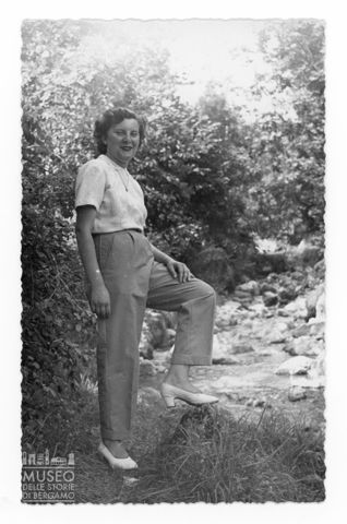 Ritratto di donna nei pressi di un ruscello