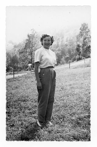 Ritratto di donna su un prato