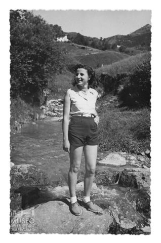 Ritratto di donna con paesaggio rurale