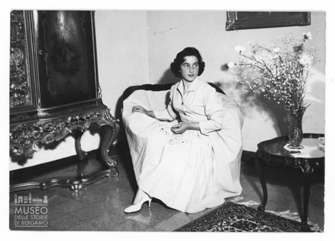 Donna seduta su sofà