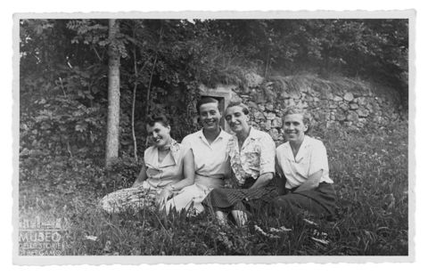 Quattro donne sedute su un prato