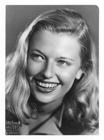 Ritratto di giovane donna sorridente