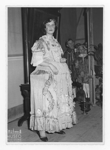 Ritratto di donna in costume d'epoca