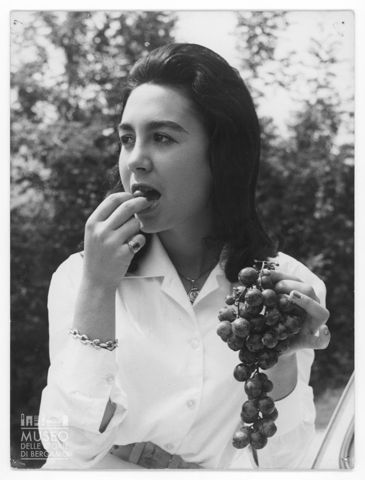Ritratto di donna con grappolo d'uva