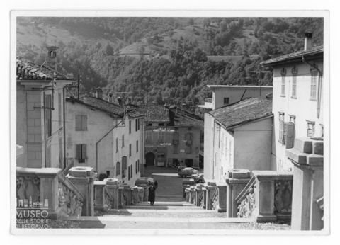 Scalinata della chiesa di San Lorenzo Martire a Zogno