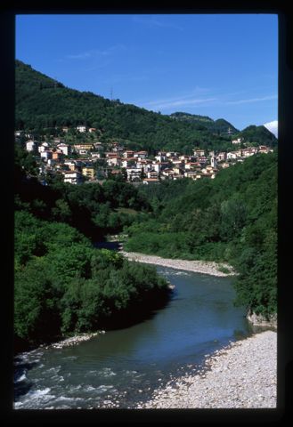 Il borgo di Ubiale e il fiume Brembo