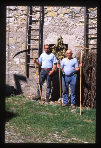 Particolare di un cascinale a Caplatti con due contadini