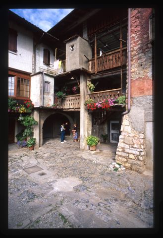 Veduta di un cortile a Casanino