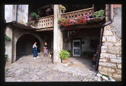 Veduta di un cortile a Casanino