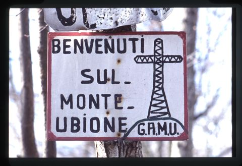 Cartello di benvenuto al Monte Ubione