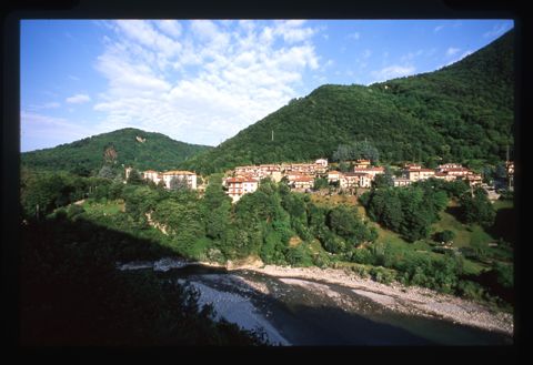 Panorama di Clanezzo col Brembo che scorre ai suoi piedi