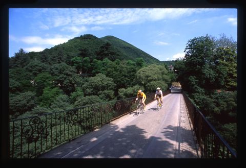 Due ciclisti sul ponte di Clanezzo