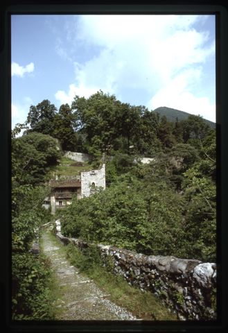 Il ponte di Clanezzo e l'edificio della dogana