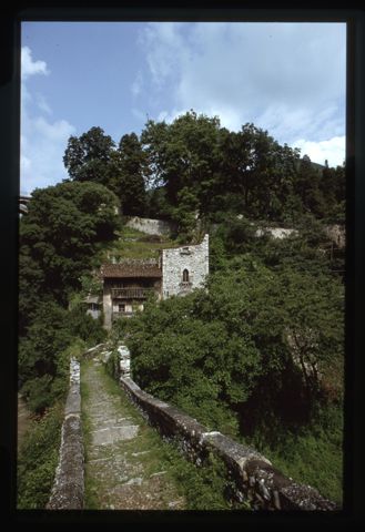 Il ponte di Clanezzo e l'edificio della dogana