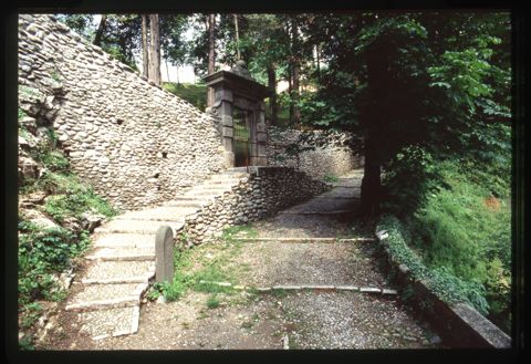 La strada che sale al paese di Clanezzo