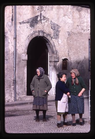 Tre donne di fronte all'ingresso della Ca' di Nodèr