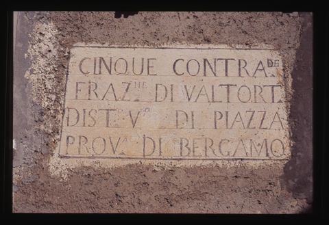 Iscrizione toponomastica a Rava