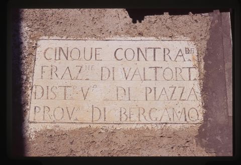 Iscrizione toponomastica a Rava