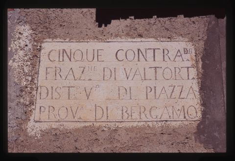 Iscrizione toponomastica a Rava