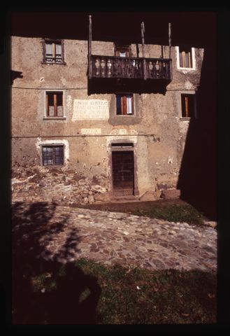 Facciata di una casa a Rava