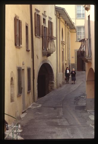 Lo scorcio di una via a Piazza Brembana