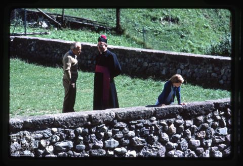 Scena di gruppo sul sagrato del Santuario della Madonna del Frassino
