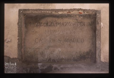 Lapide con indicazioni toponomastiche