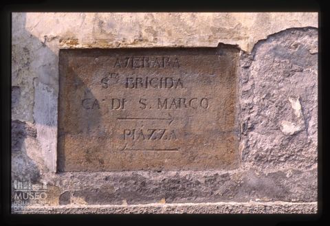 Lapide con indicazioni toponomastiche