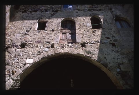 Portone con finestrelle nella frazione di Malpasso