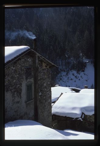 Edificio innevato