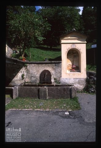 Lavatoio con edicola votiva a Capovalle
