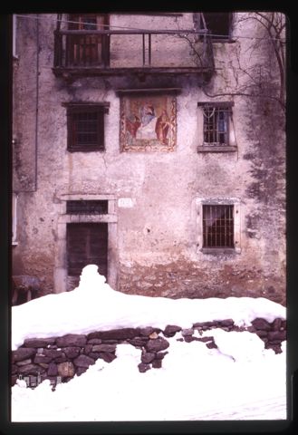 Facciata di antico edificio a Capovalle
