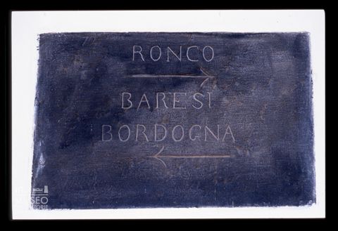 Lapide con indicazioni toponomastiche