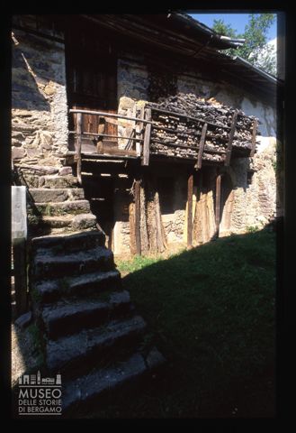 Cascina in legno e pietra