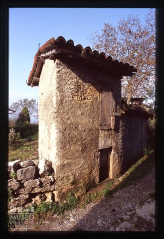 Edificio in muratura a Zogno