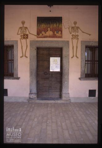 Porta con dipinti funebri a Stabello