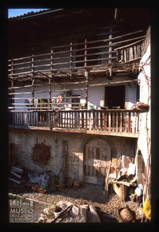 Facciata di una cascina di Stabello