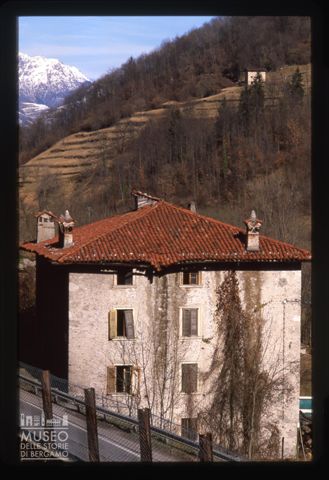 Casa lungo la strada in località Colle dei Ronchi