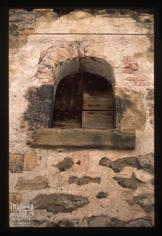 Finestra ad arco a Grumello de' Zanchi