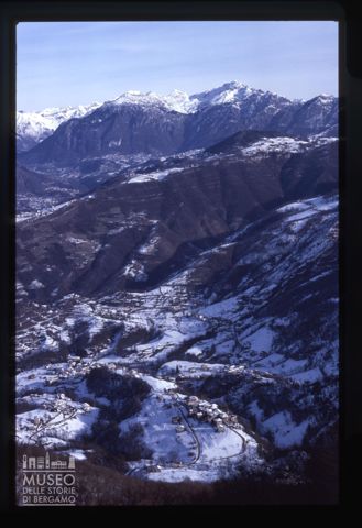 Il borgo di Castegnone con il Monte Alben