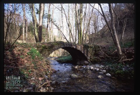 Ponticello in pietra a Castegnone