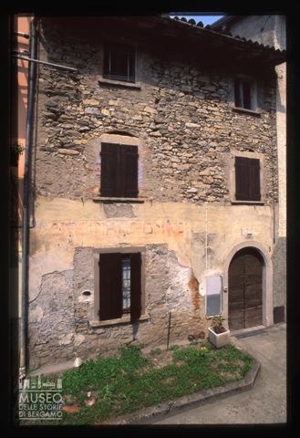 Edificio a Zogno oltre il Ponte Vecchio