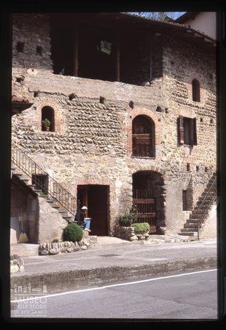 Casa rustica in via Mazzini a Zogno