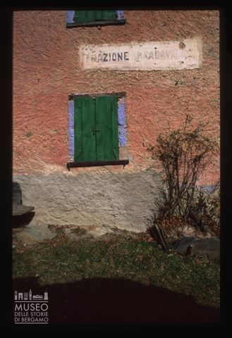 Particolare di una finestra a Pradavalle
