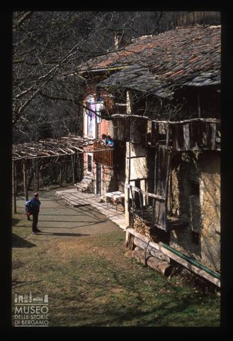 Facciata di antica cascina a Pradavalle