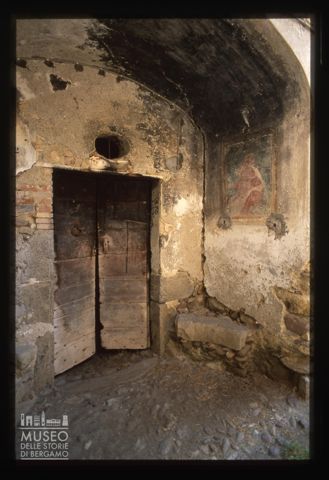 Ingresso di antica cascina a Sentino