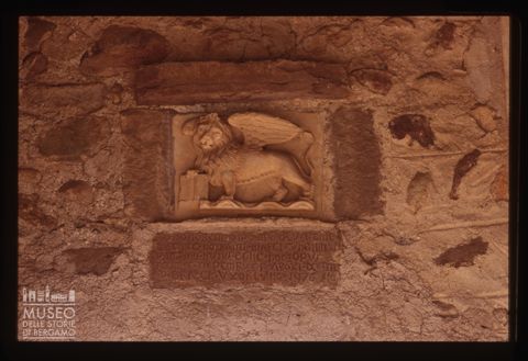 Bassorilievo nel portico della chiesa di San Marco a Sentino