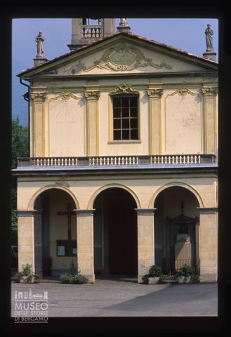 Facciata della parrocchia dei Santi Filippo e Giacomo Apostoli in Fuipiano al Brembo