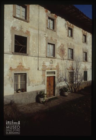 Facciata di un antico palazzo a Cornalita